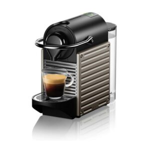 La NESPRESSO PIXIE est une machine à café compacte, puissante et écoénergétique. Avec son design moderne en Titanium, elle s’intègre parfaitement dans toutes les cuisines tout en offrant une extraction parfaite grâce à sa pression de 19 bars.