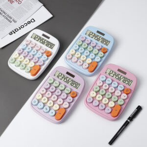 Calculatrice de bureau à 10 chiffres avec grand écran, boutons colorés et double alimentation solaire + batterie AAA. Pratique, élégante et fiable.